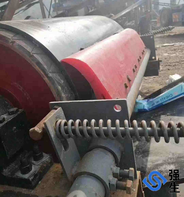 濱州強(qiáng)生重工(電話18366865222)專注生產(chǎn)聚氨酯清掃器清掃器,輸送帶清掃器,皮帶機(jī)清掃器,聚氨酯清掃器,皮帶清掃器,聚氨酯刮刀、聚氨酯刮板、清掃器刮板、聚氨酯清掃器